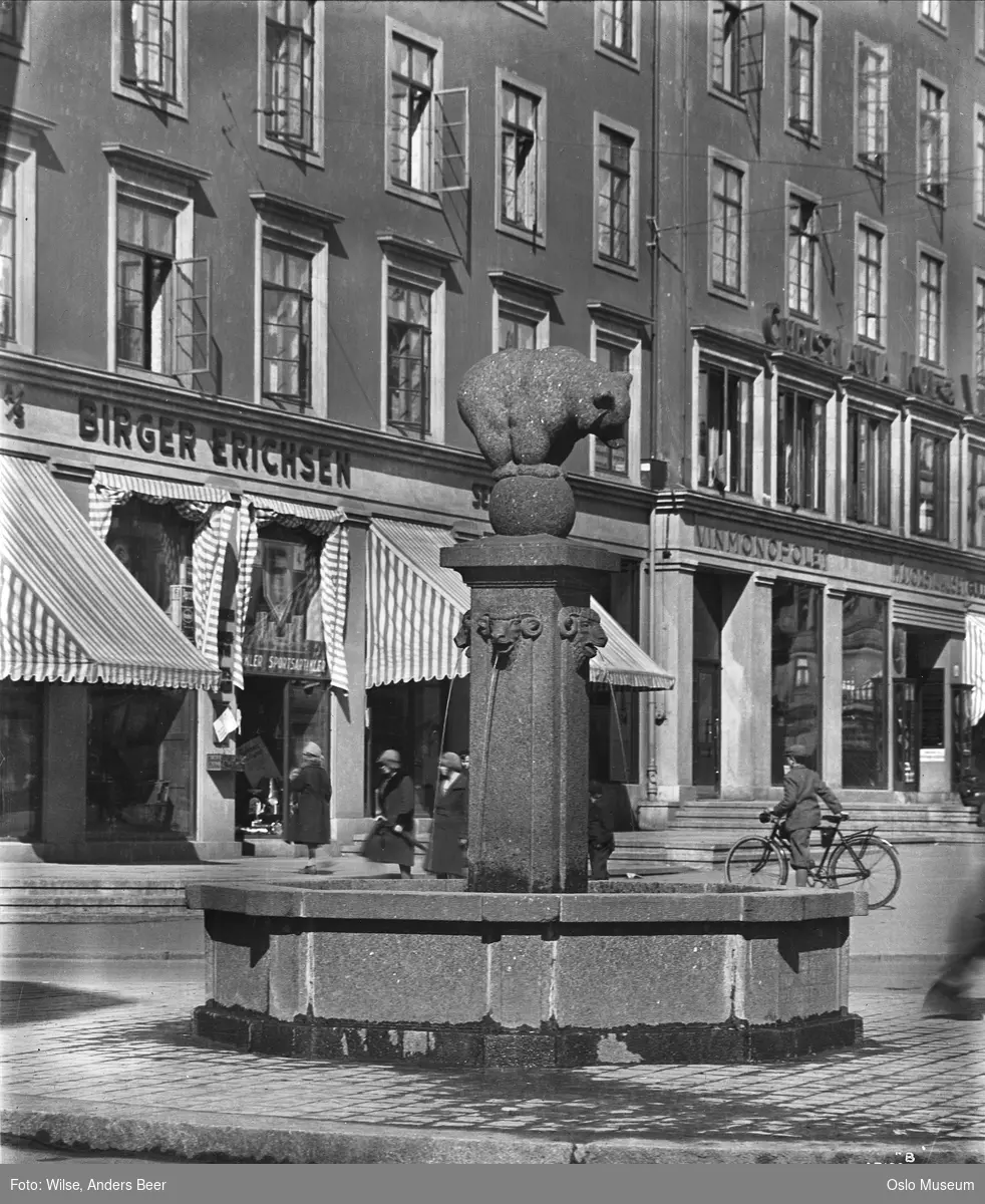 bjørneskulptur, fontene, forretningsgård, gate, mennesker, sykkel