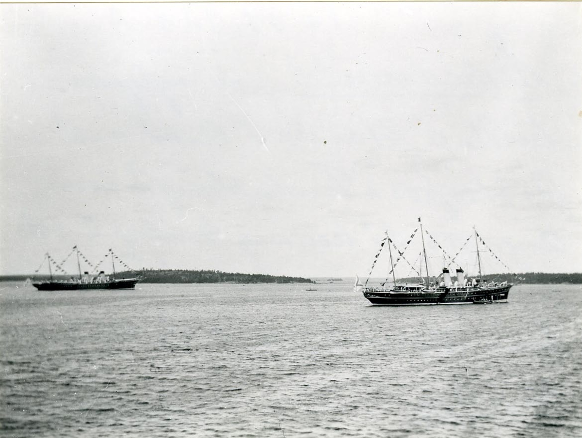 Pansarkryssaren Fylgias besök å Standart Redd vid Pitkopos i Finska skärgården augusti 1912, då konung Gustaf V och ryska tsaren sammanträffade där.