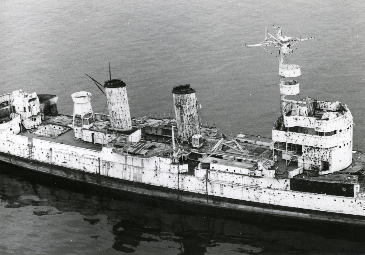Kryssaren FYLGIA efter sprängningsförsök 17–22 september 1956.