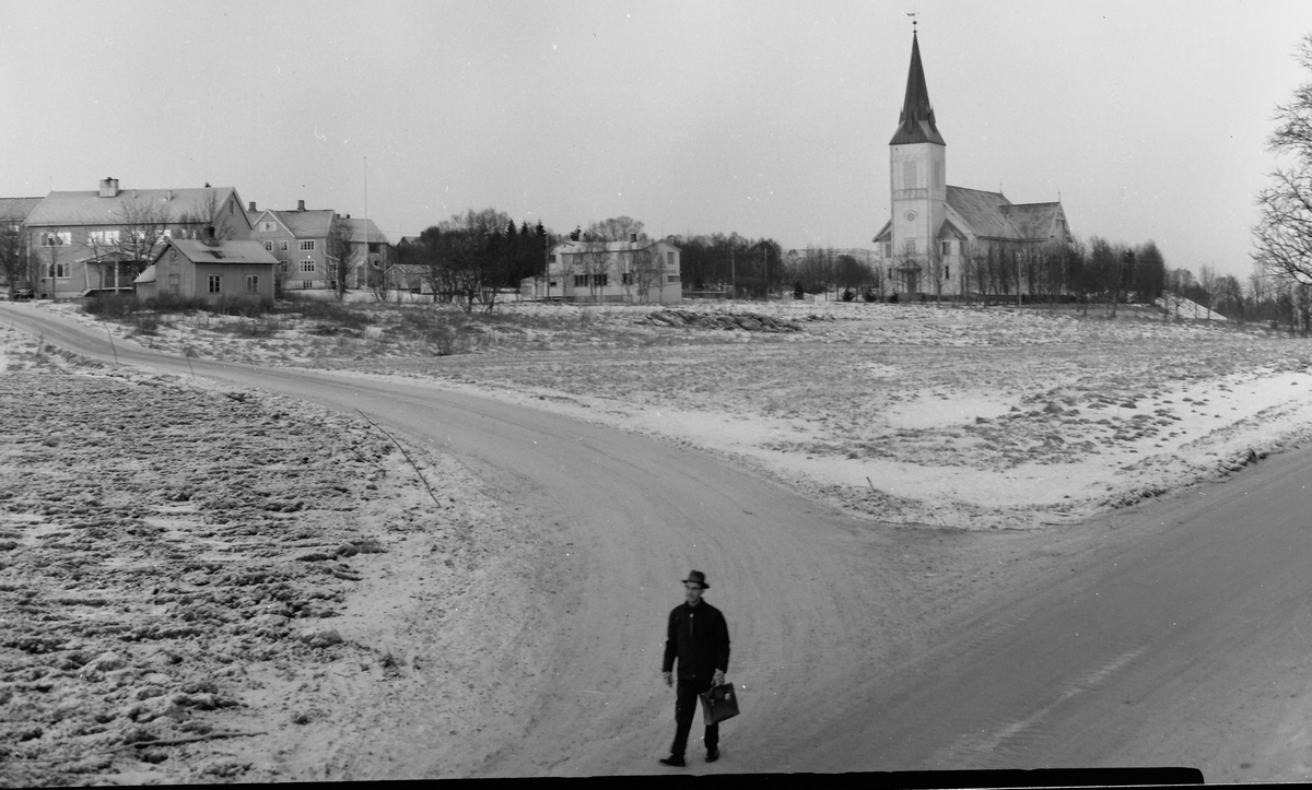 Sykehjemstomta på Sortland, før 1967. Her ble Sortland Røde Kors sykehjem bygd. Til høyre Sortland kirke.