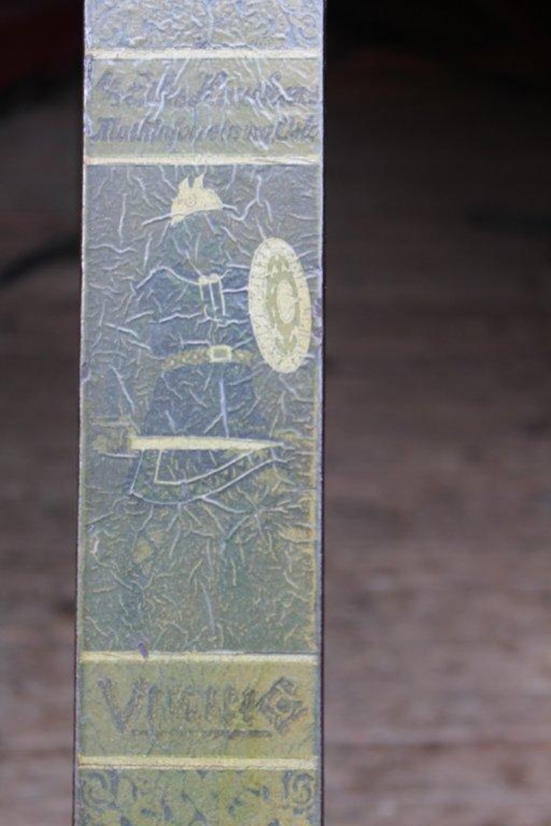 Emblem med viking med hjelm, sverd og skjold.