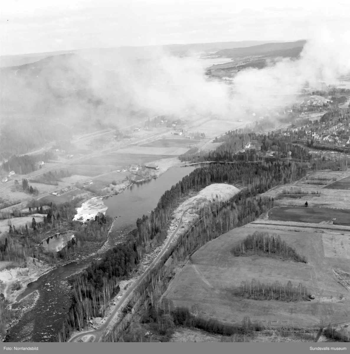 Flygfoton tagna för Kema Nord i Ljungaverk. Troligen tidigt 1970-tal.