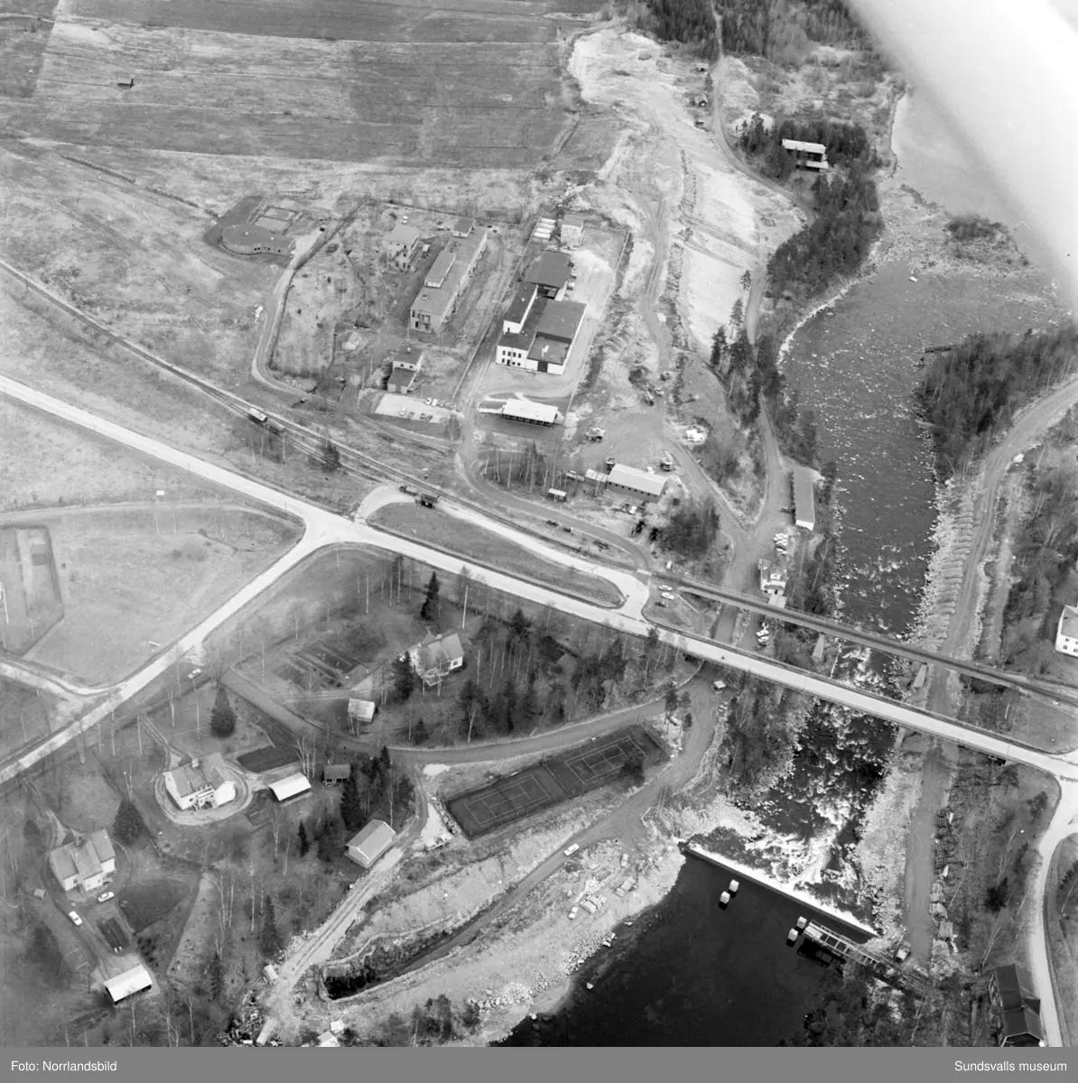 Flygfoton tagna för Kema Nord i Ljungaverk. Troligen tidigt 1970-tal.
