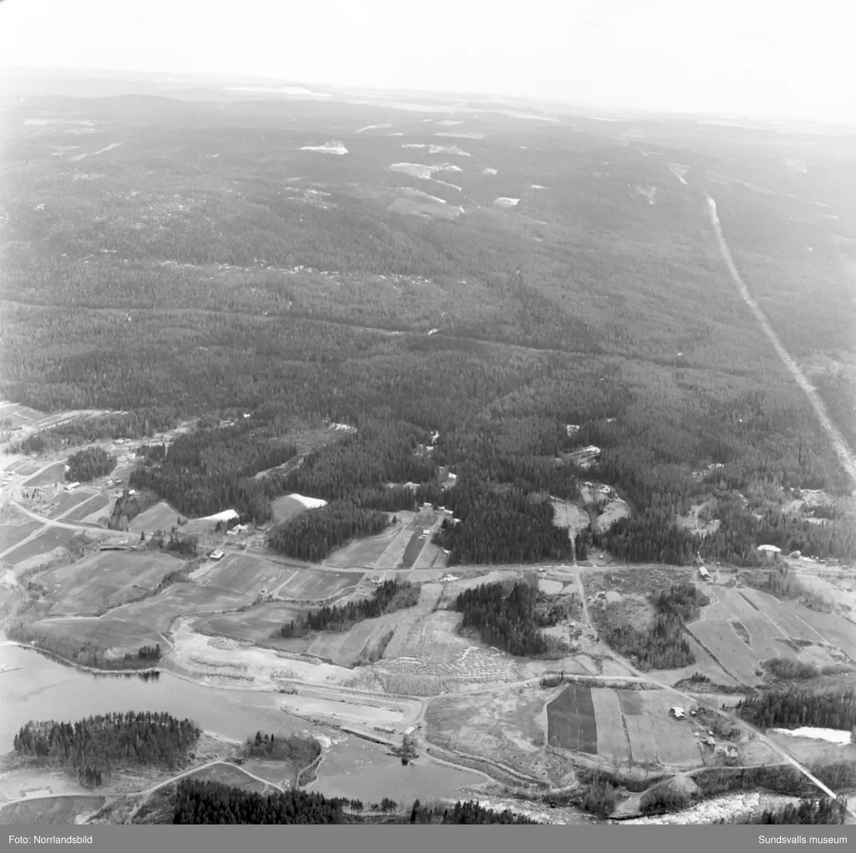Flygfoton tagna för Kema Nord i Ljungaverk. Troligen tidigt 1970-tal.