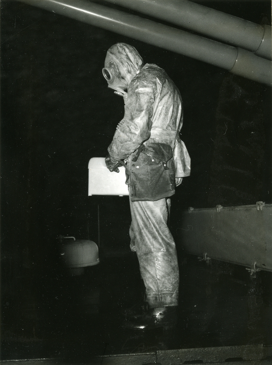 Atomskyddstjänst ombord på pansarkryssaren Tre Kronor oktober 1954.