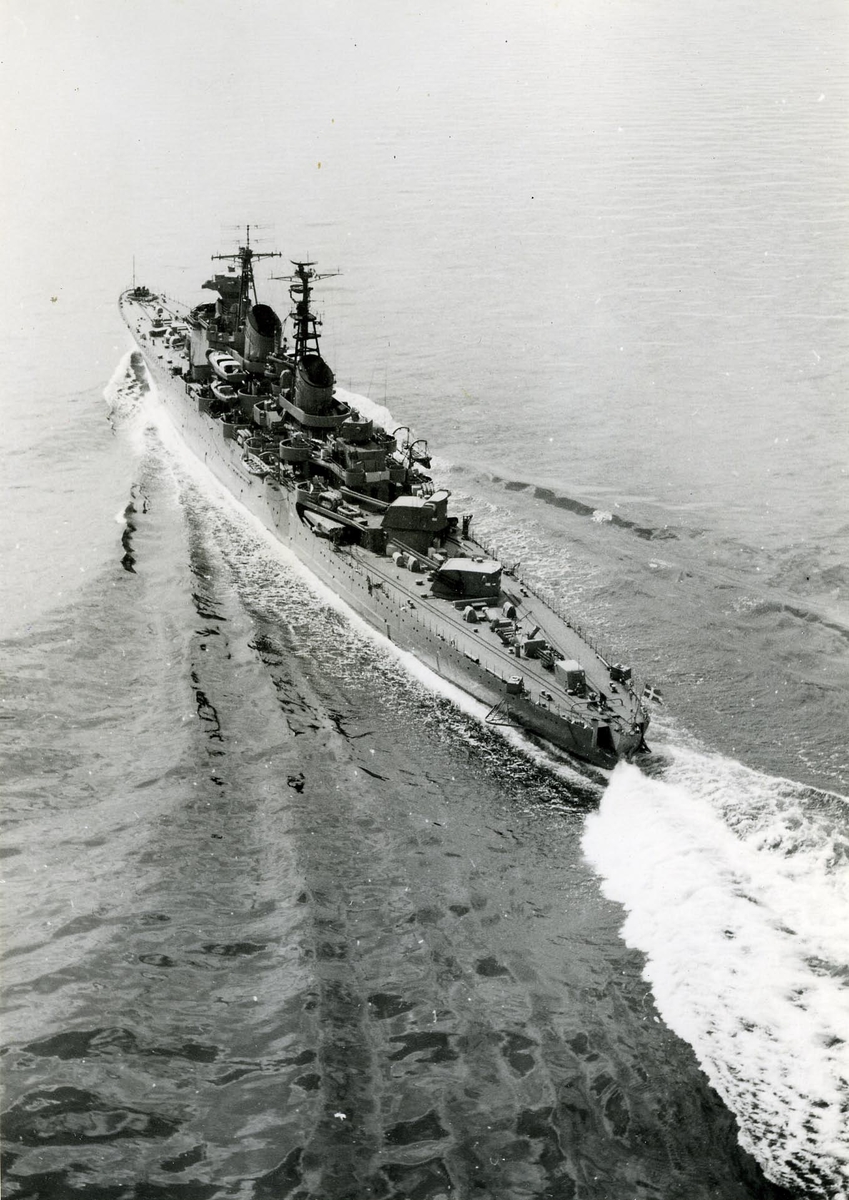 Flygfoto 1954 av H.M.S. Tre Kronor.