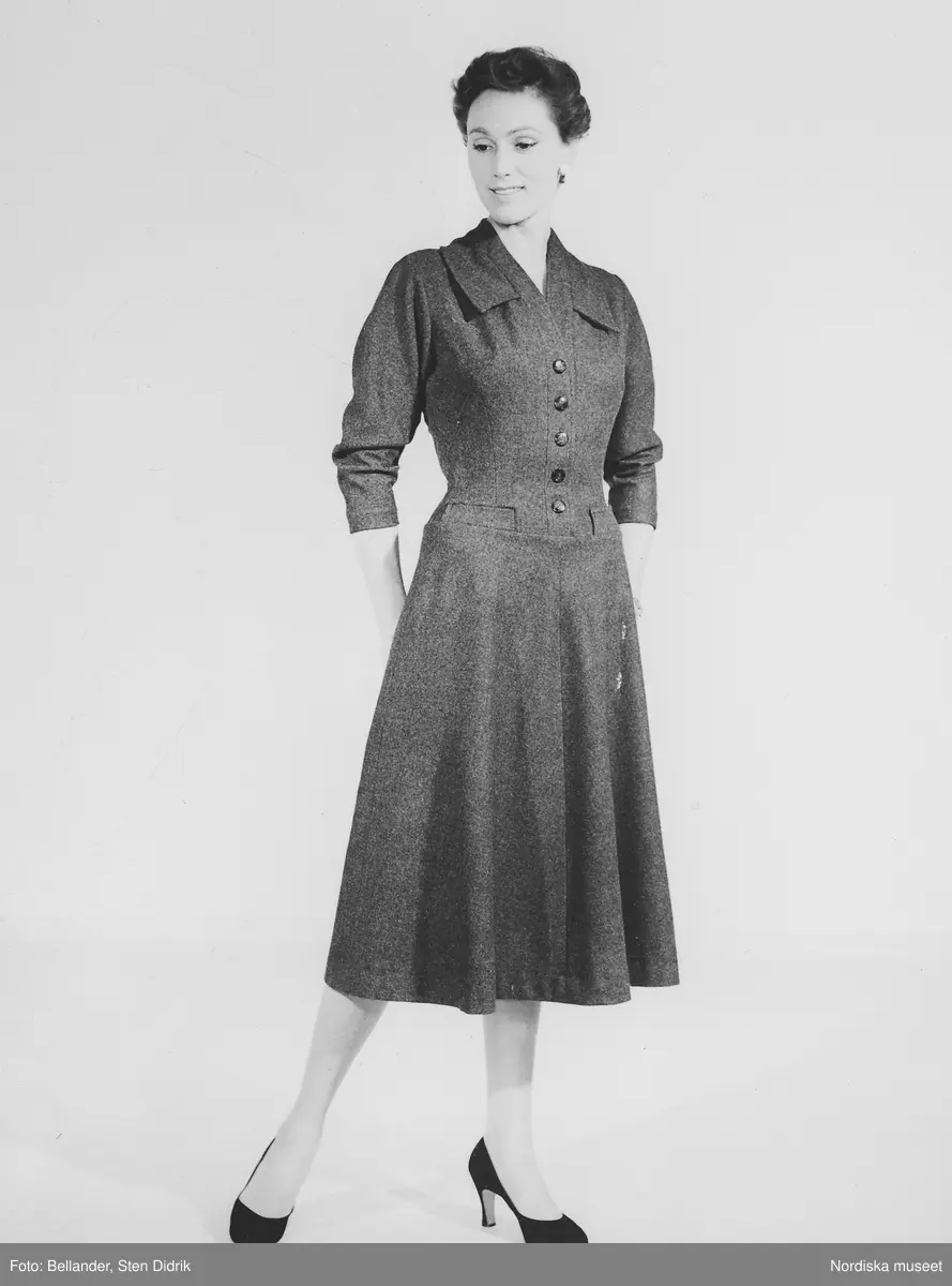 Modell i ylleklänning och pumps.