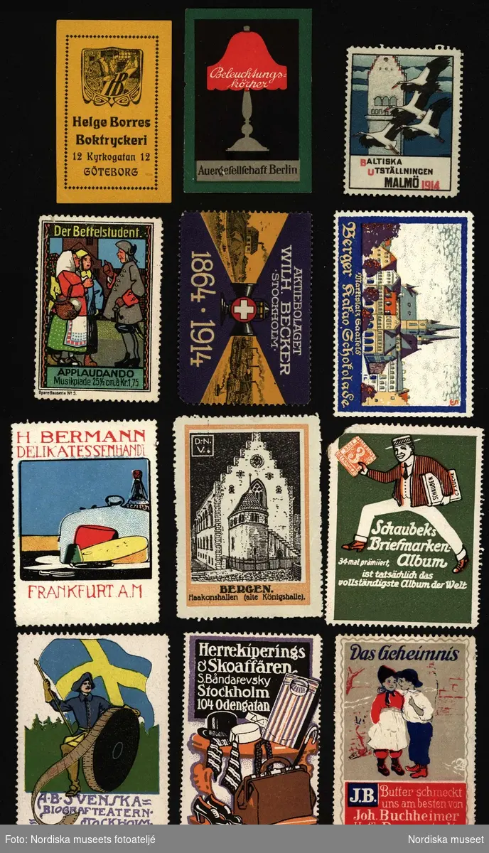 Reklammärken 1900-1976: (Företag från övre raden vänster) ”Helge Borres Boktryckeri, Göteborg”, ” Beleuchtungskörper, Berlin”, ”Baltiska Utställningen, Malmö 1914”, ”Der Bettelstudent, Applaudando”, ”Aktiebolaget Wilh. Becker, stockholm 1864-1914”, ”Berger Kakao, Schokolade”, ”H. Bermann Delikatesshandel, Frankfurt A.M”, ”Haakonshallen, Bergen”, Schaubeks Briefmarken-Album”, ”A.B. Svenska Biografteatern, Stockholm”, ”Herrekiperings & Skoaffären, Stockholm”, ”Das Geheimnis, Butter von Joh. Buchheimer, Darmstadt”.