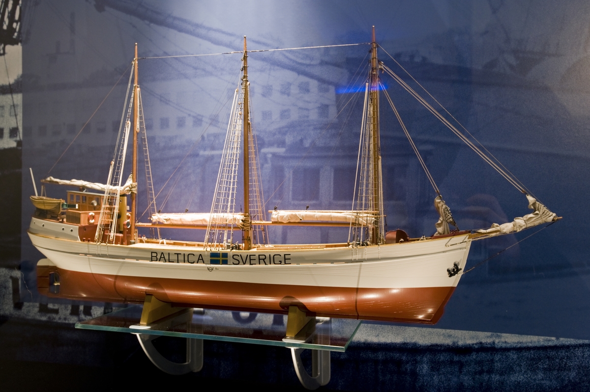 Utställning i trappmonter på Sjöhistoriska museet. Modellen Baltica visas samt ritningar och fotografier