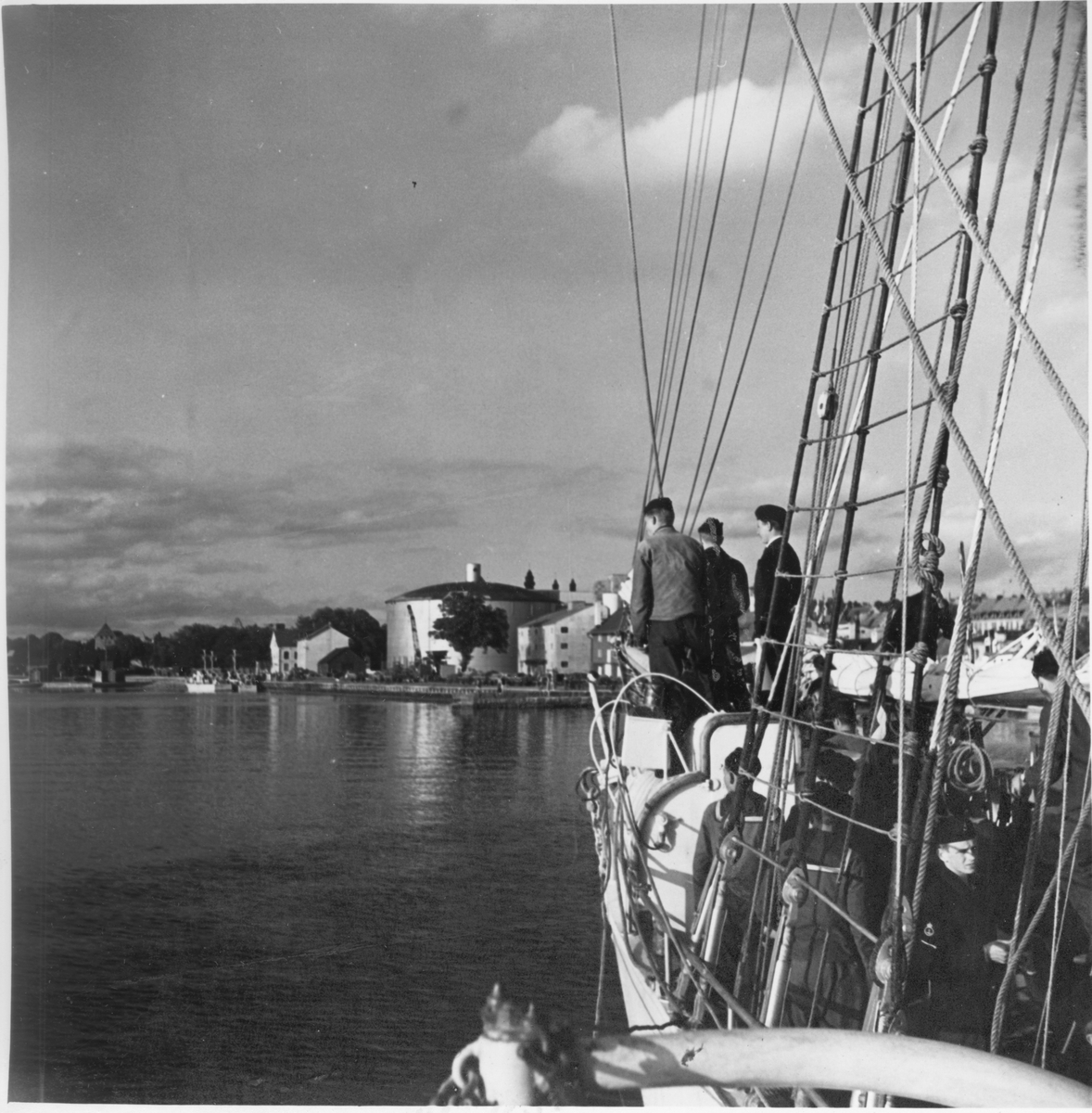 Övningsfartyget Gladan anlöper Visby hamn.