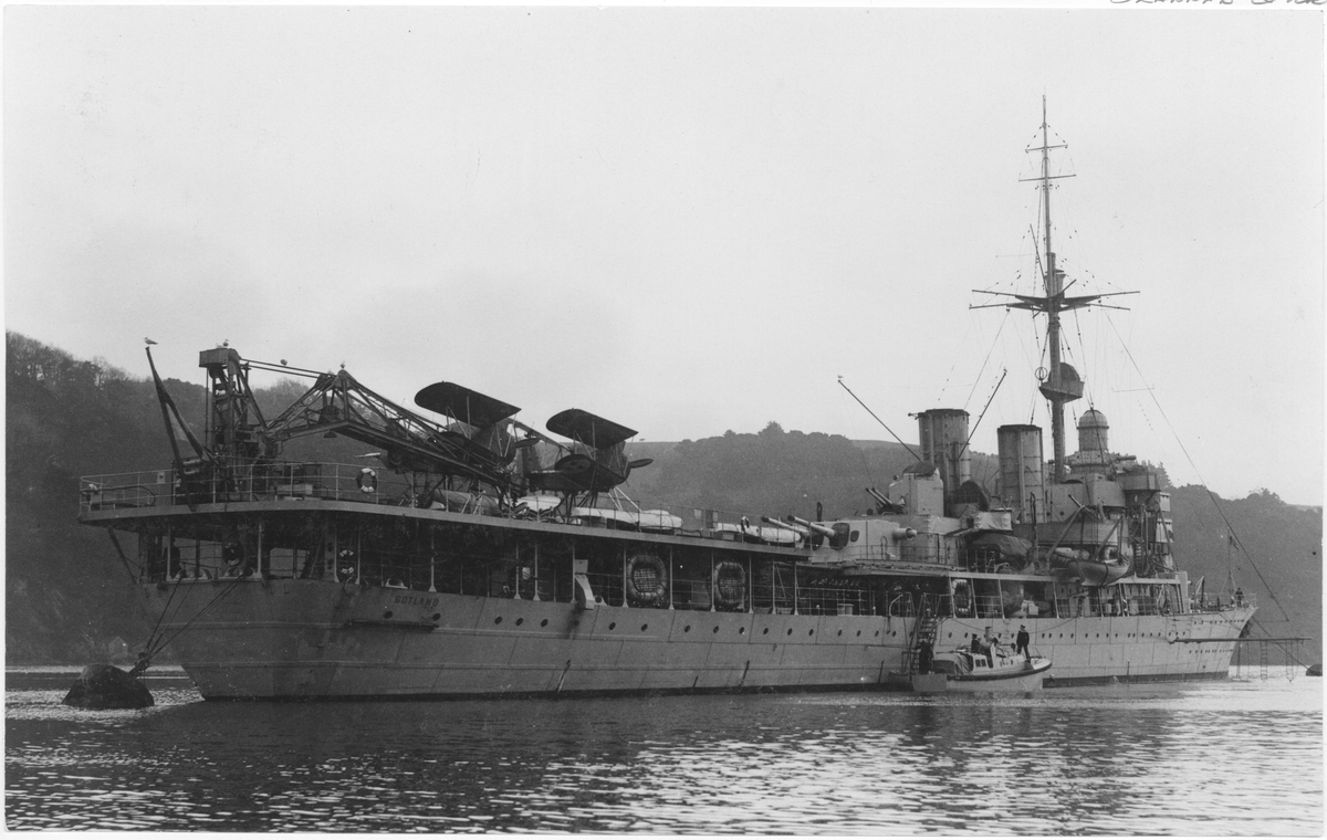 [text från Fotobeskrivning:] "Flygplanskryssaren GOTLAND i Dartmouth, januari 1936"
"Perkins, R." "Newton Abbot" "1936"