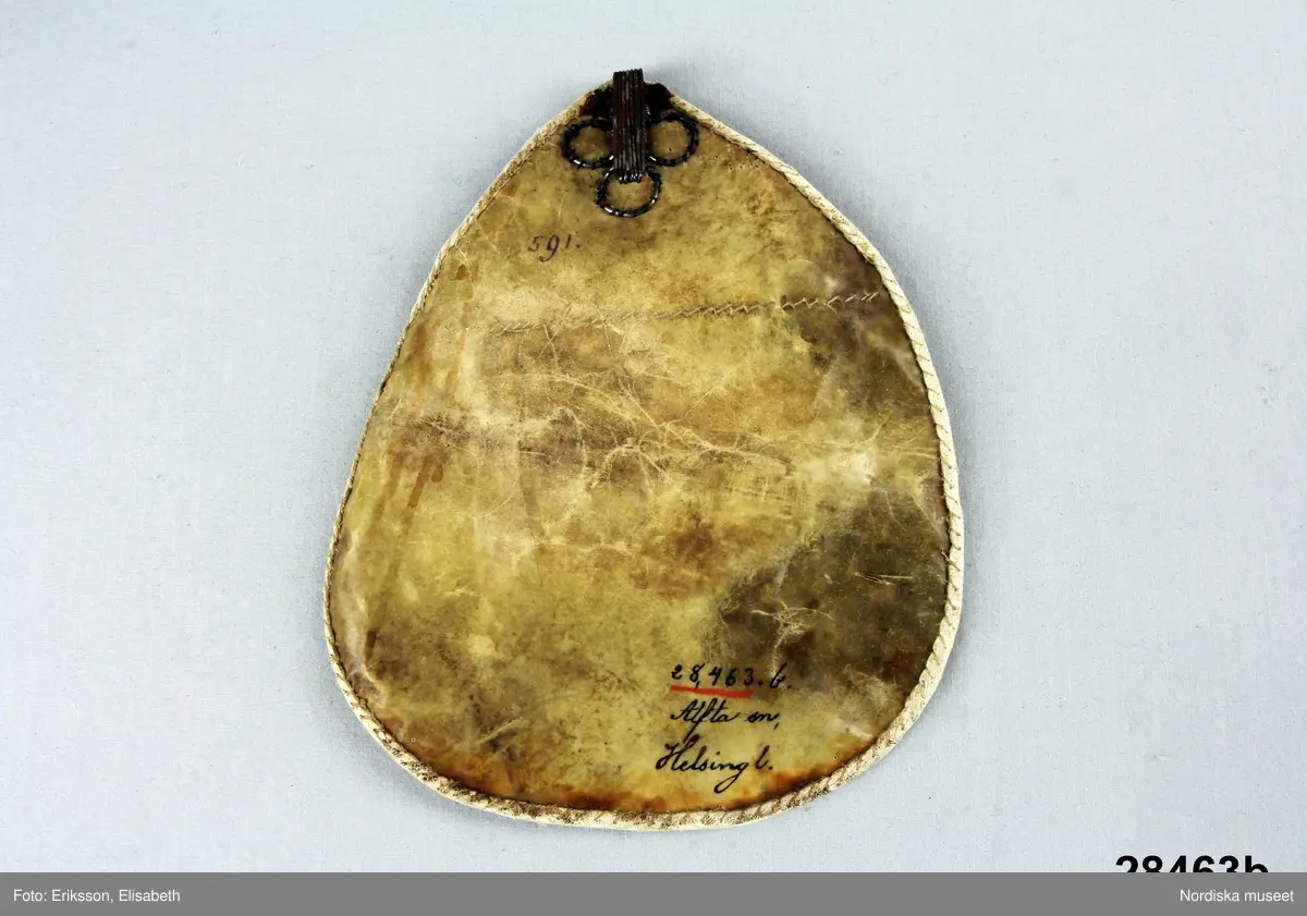 Huvudliggaren:
"Pungar fr. Alfta sn.
Från Malvik.
a, b, c.
G. af enkan Anna Hansdotter i Malvik ss 28.002 [=gm dr. A. Hazelius i Stockholm] 31/8 1880.

Bil. 
Arthur Hazelius reseberätterlser för 1880
"591. Fyra pungar fr. Alfta sn. Fr. Malvik. en till ubyte afl. G. af enkan Anna Hansdotter i Malvik."