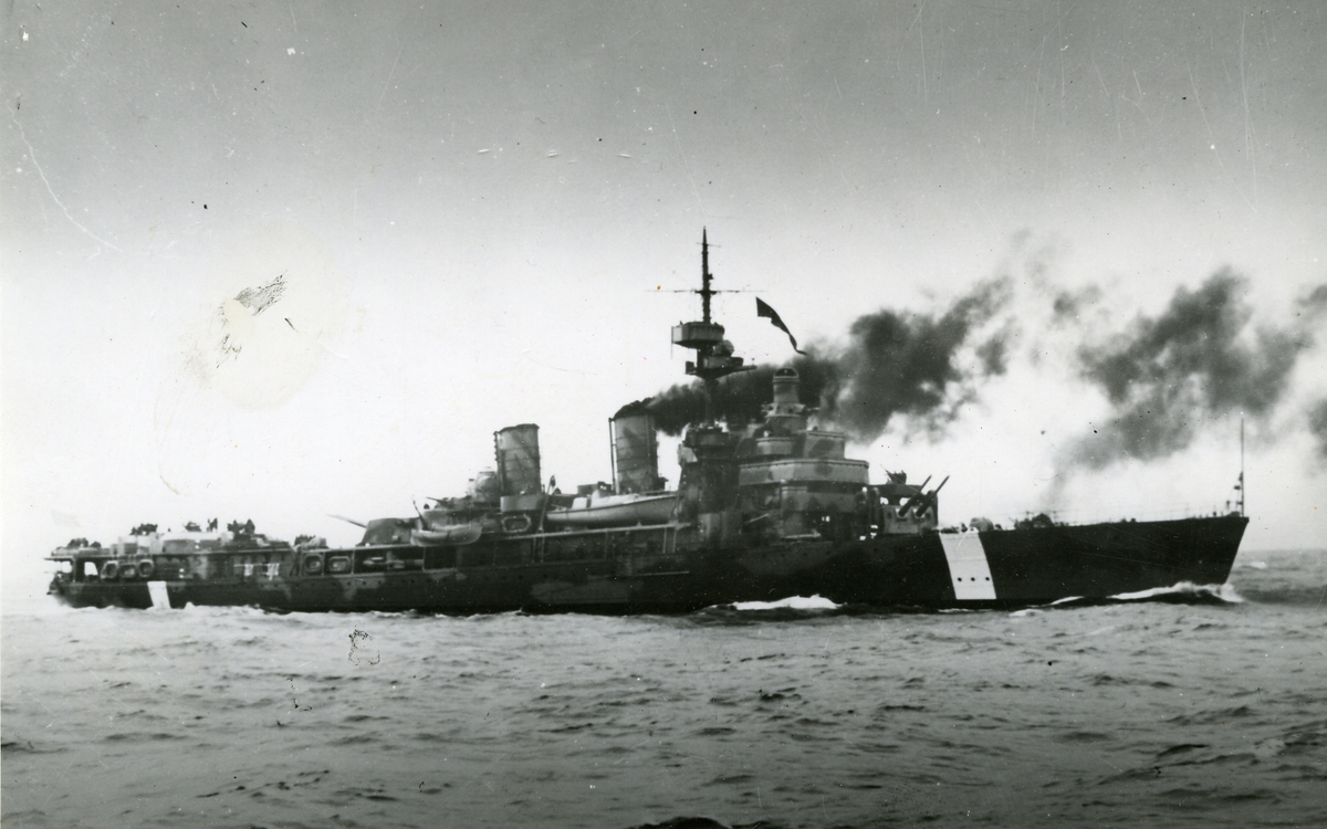 Flygplanskryssaren Gotland april 1944.