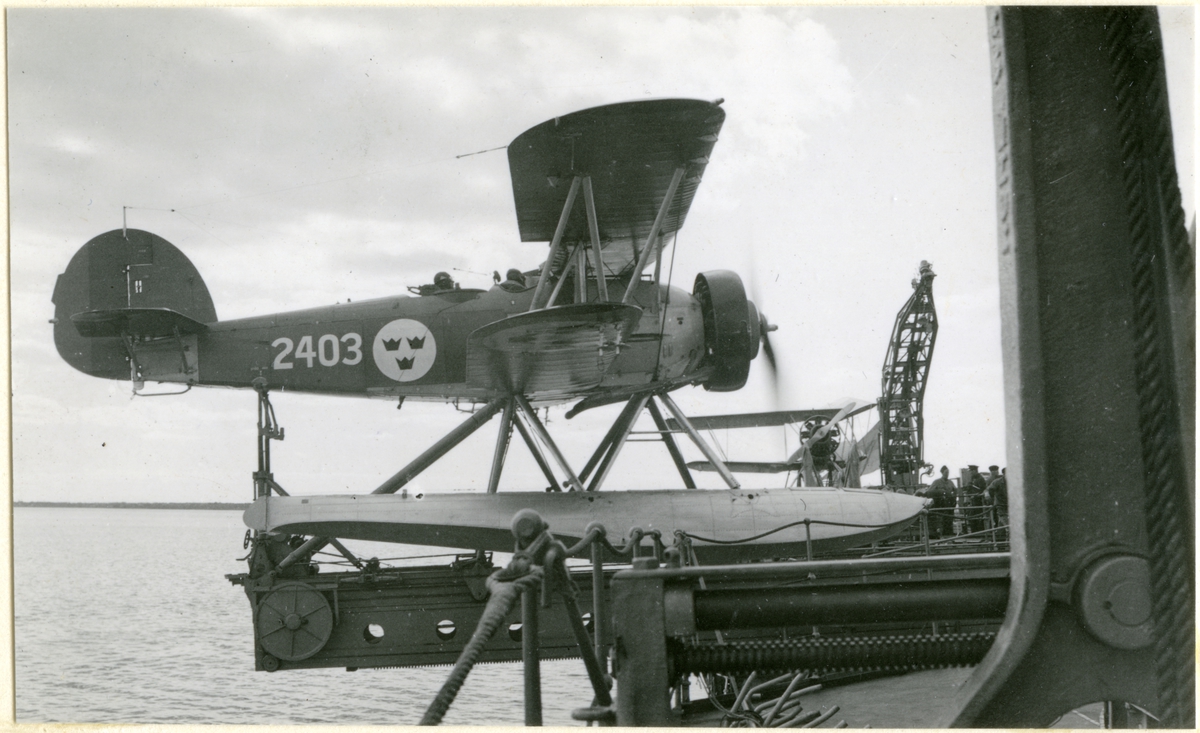 [på liten papperslapp klistrad på det registerkort på vilken kopian monterats:] "5." [från Fotobeskrivning:] "Flygplanskryssaren GOTLAND 1940. Flygplan strax före avflygningen. Foto 1935." [---] "Ossi Janssons sterbhus 1971"