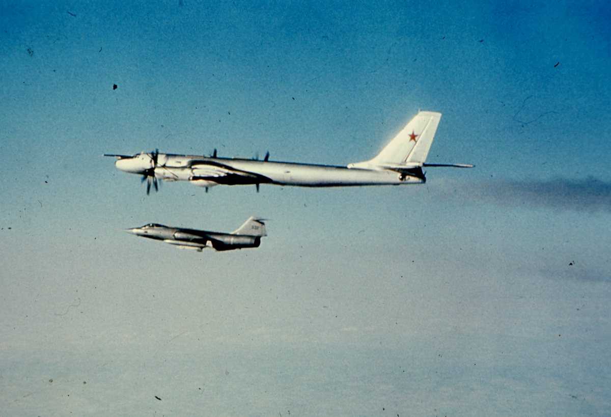 Russisk fly av typen Bear F. En norsk F-104G Starfighter avskjærer Bear'en.