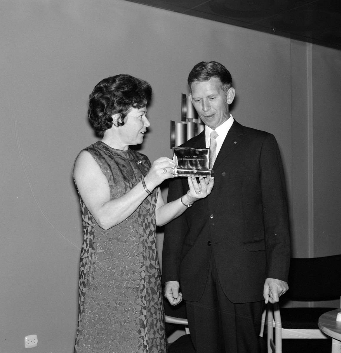 Globus maskinfabrikk, Medaljeutdeling, blomsteroverrekkelse. Hotell Hedmarken. antatt Borgny Moe og disponent Finn Kverneland,