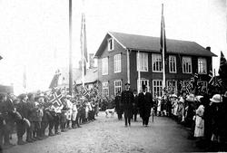 Kongebesøk i forbindelse med åpningen av Risøyrenna. I bakgr