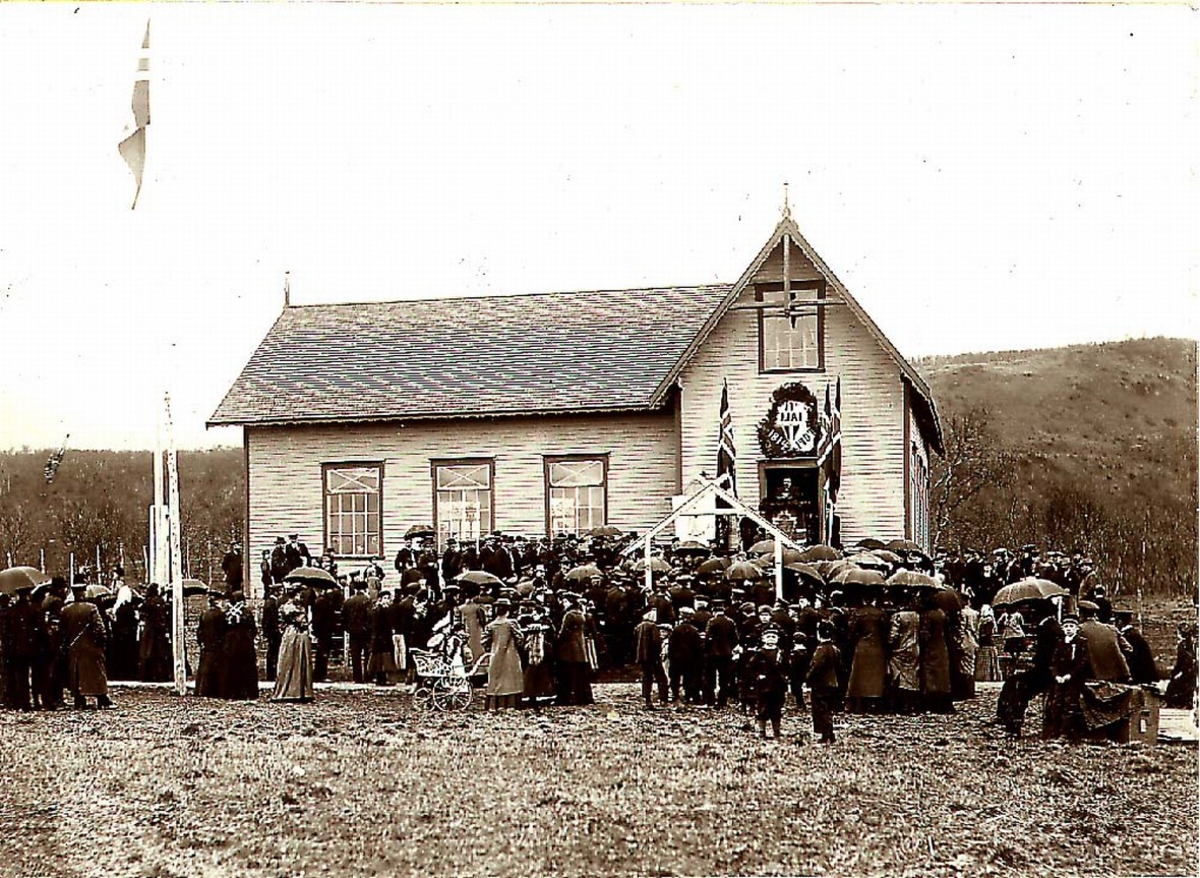 Bildetekst: "Papa holder tale 17 Mai 1907." Christian Frederiksen taler på trappa til Arbeiderforeningens lokale på Melbu.