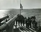 Flaggan hissas ombord på pansarskeppet Gustaf V, april 1945.