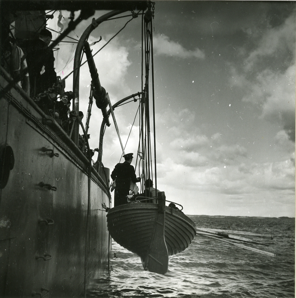 Pansarskeppet Gustaf V.
Livbåt under dävertarna, april 1945.