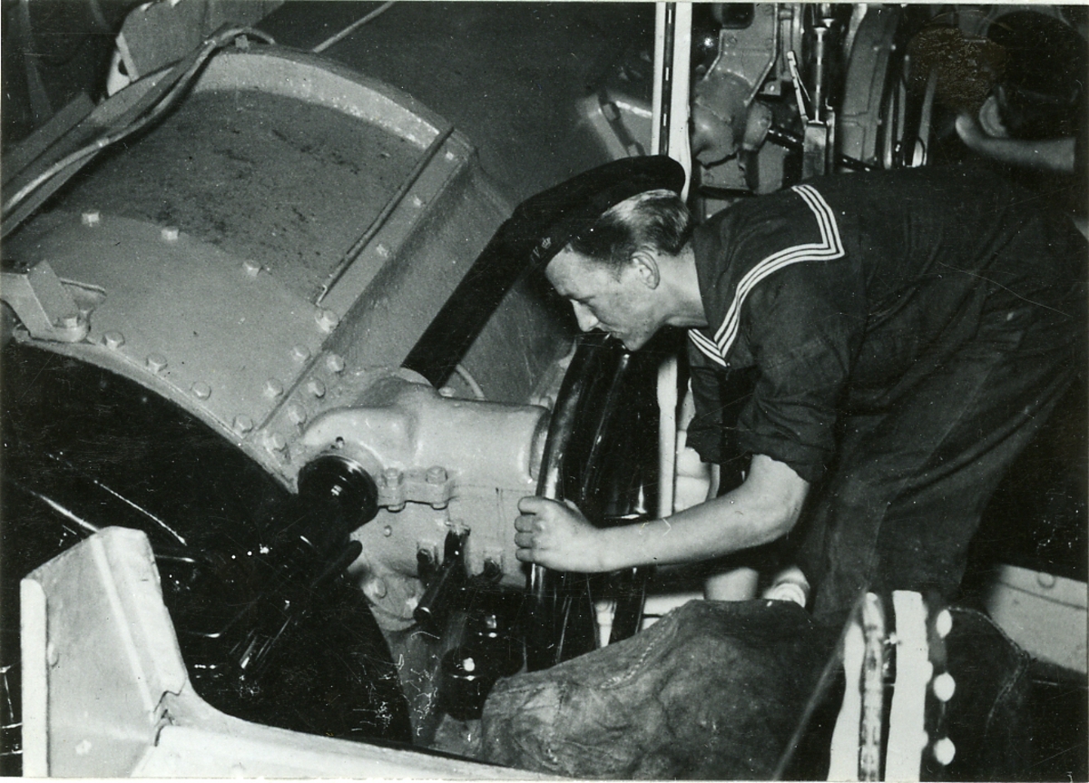 En 28 cm kanon på pansarskeppet GUSTAF V görs redo att avfyras.