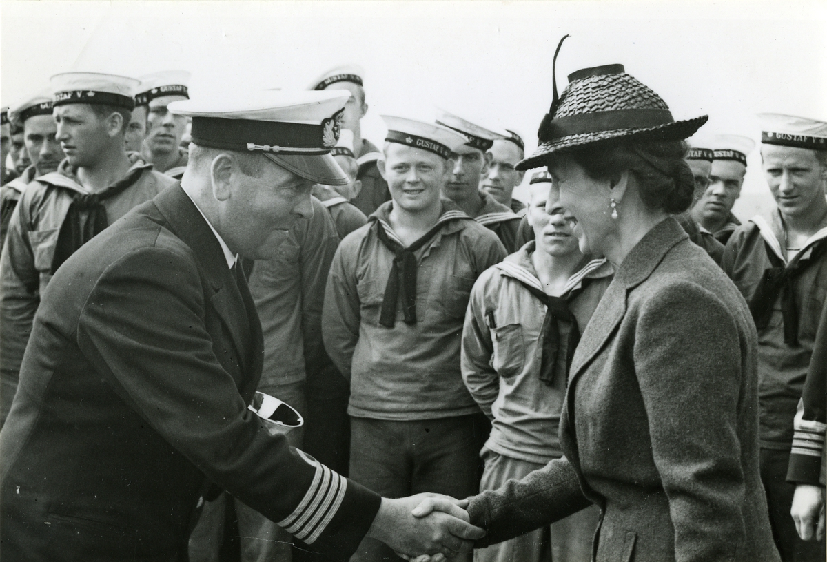 Kommendör tackar dåvarande kronprinsessan Louise vid prisutdelning. I bakgrunden manskap från pansarskeppet Gustaf V.