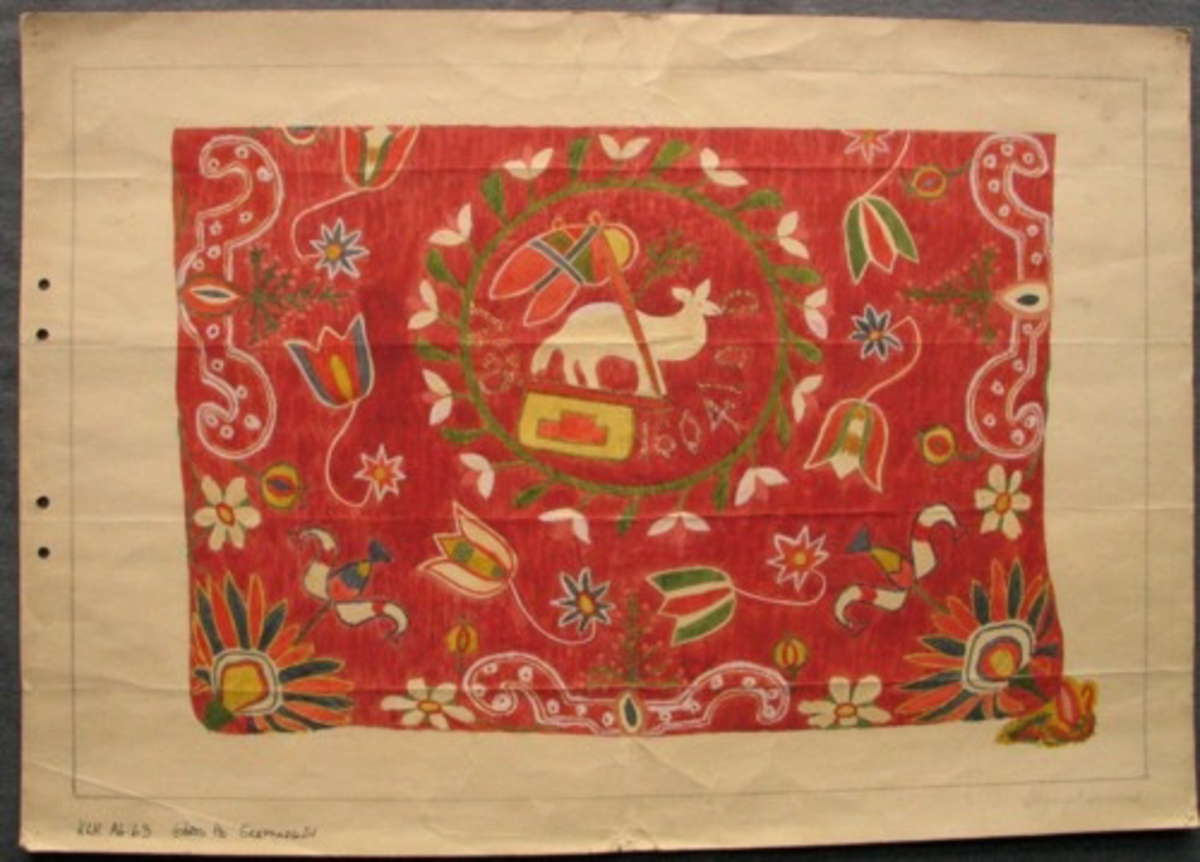 Skiss målad på styvt papper. Del av kudde i mindre skala. I mitten en enkel blomkrans med utåtriktade blommor och blad. I mitten av kransen; ett lamm, en fana och ett monogram; I O D, ANO1604. Utanför innerkransen ligger tulpaner efter varandra i en gles krans. I hörnen flikiga blommor med en utskjutande blomma. Mellan hörnblommorna beslagsliknande ornament. Kudden är ifrån Gärds härad, Skepparslöv.Gammal text: "Dagny Svensson", möjligen en signering.
