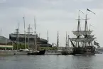 Tre seklers Flaggskepp, maj 2008.
Ostindiefararen GÖTHEBORG och Briggen TRE KRONOR vid Galärvarvet.