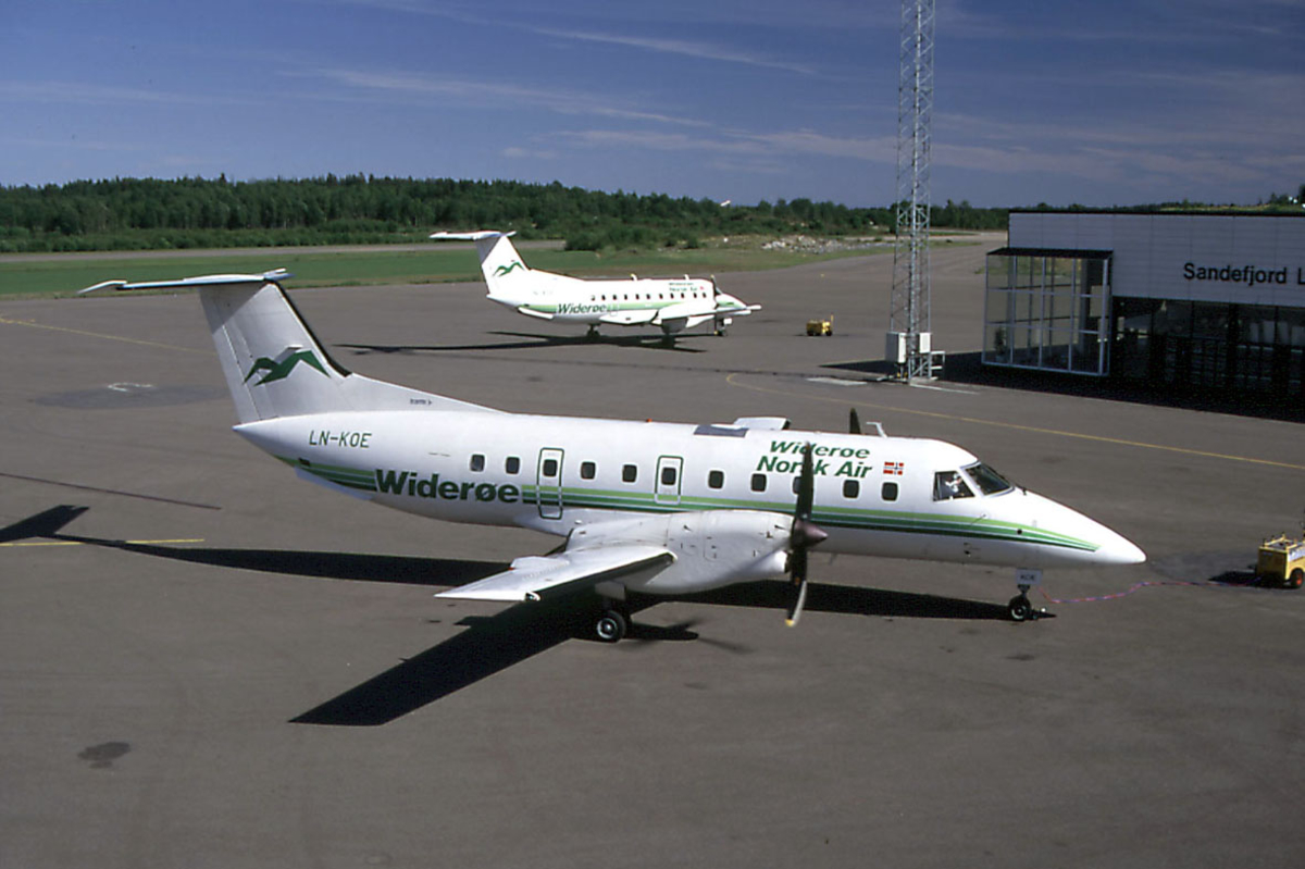 Lufthavn, to fly på bakken, SA EMB-120RT fra Widerøe Norsk Air,  LN-KOE og LN-KOC.