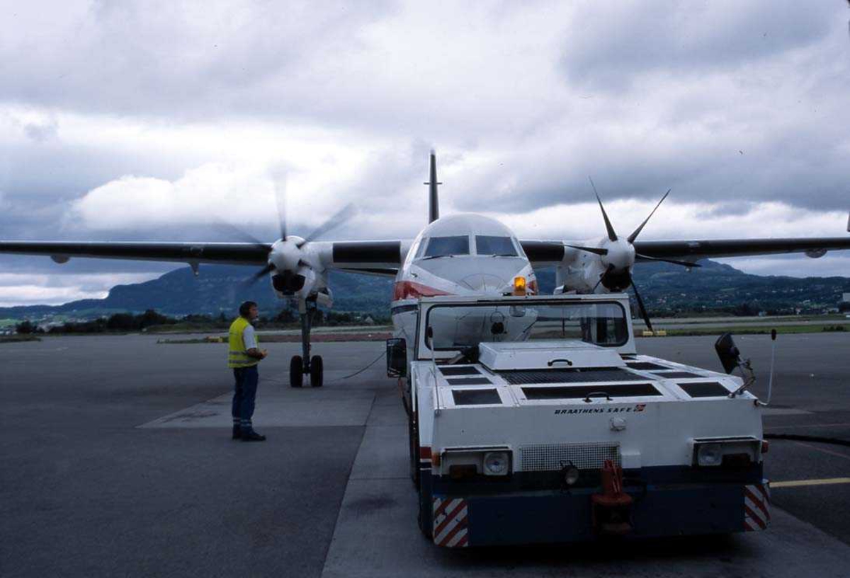 Lufthavn, 1 fly på bakken, LN-BBB Fokker F.27 Friendship fra Norwegian  Air Shuttle A/S