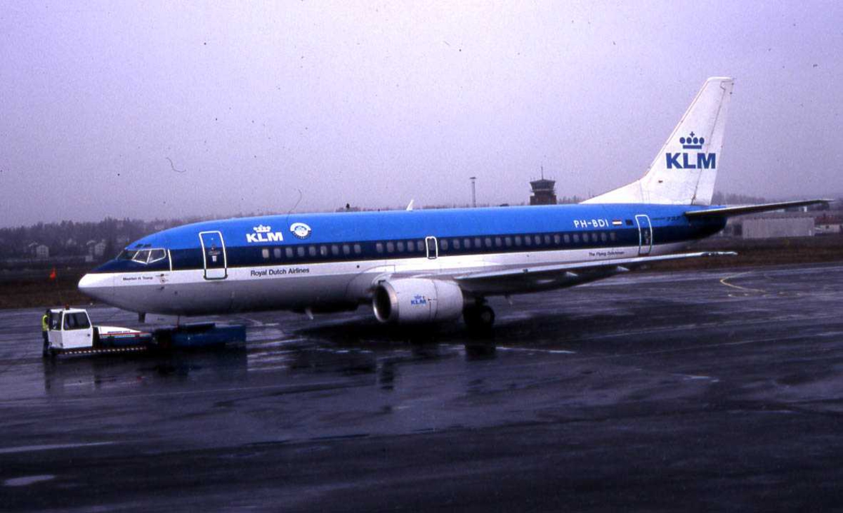 Ett fly på bakken, Boeing 737-306. PH-BDI fra KLM Nederland. 