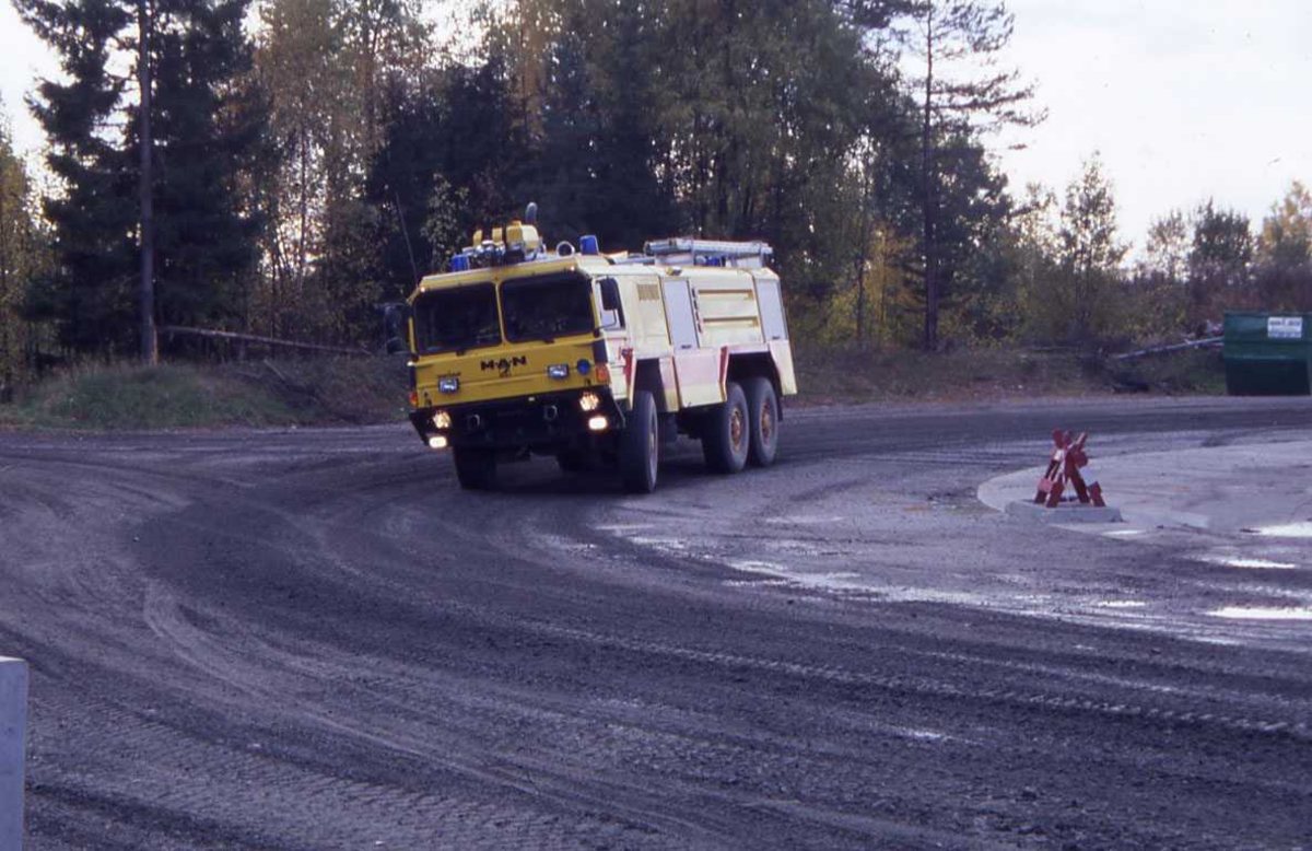 En gul brannbil fra Gardermoen Flyplass , OSL. Sett fra venstre.