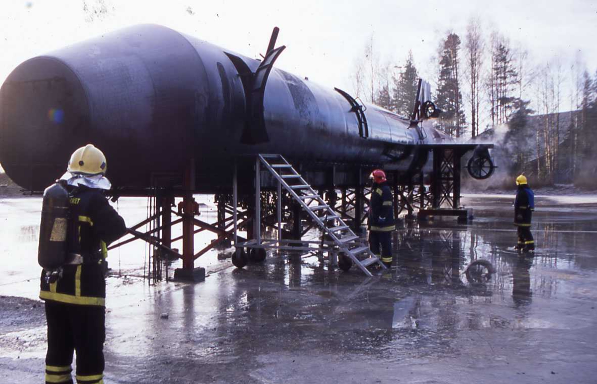 "øvelse flyet" tre brannmenn ved siden, fra gardermoen flyplass, OSL.