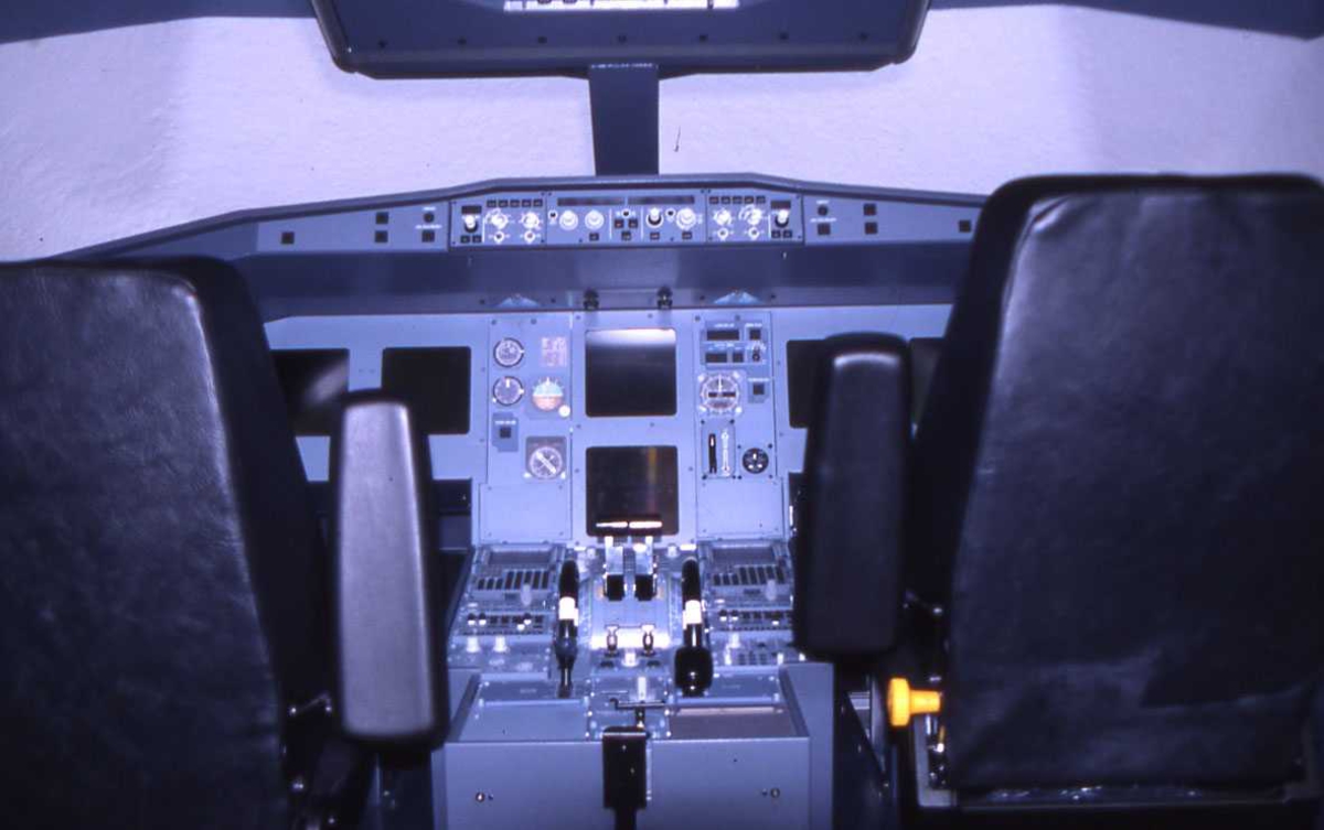 Trenings senter, simulator til Air Tours. Trenings cocpit. 