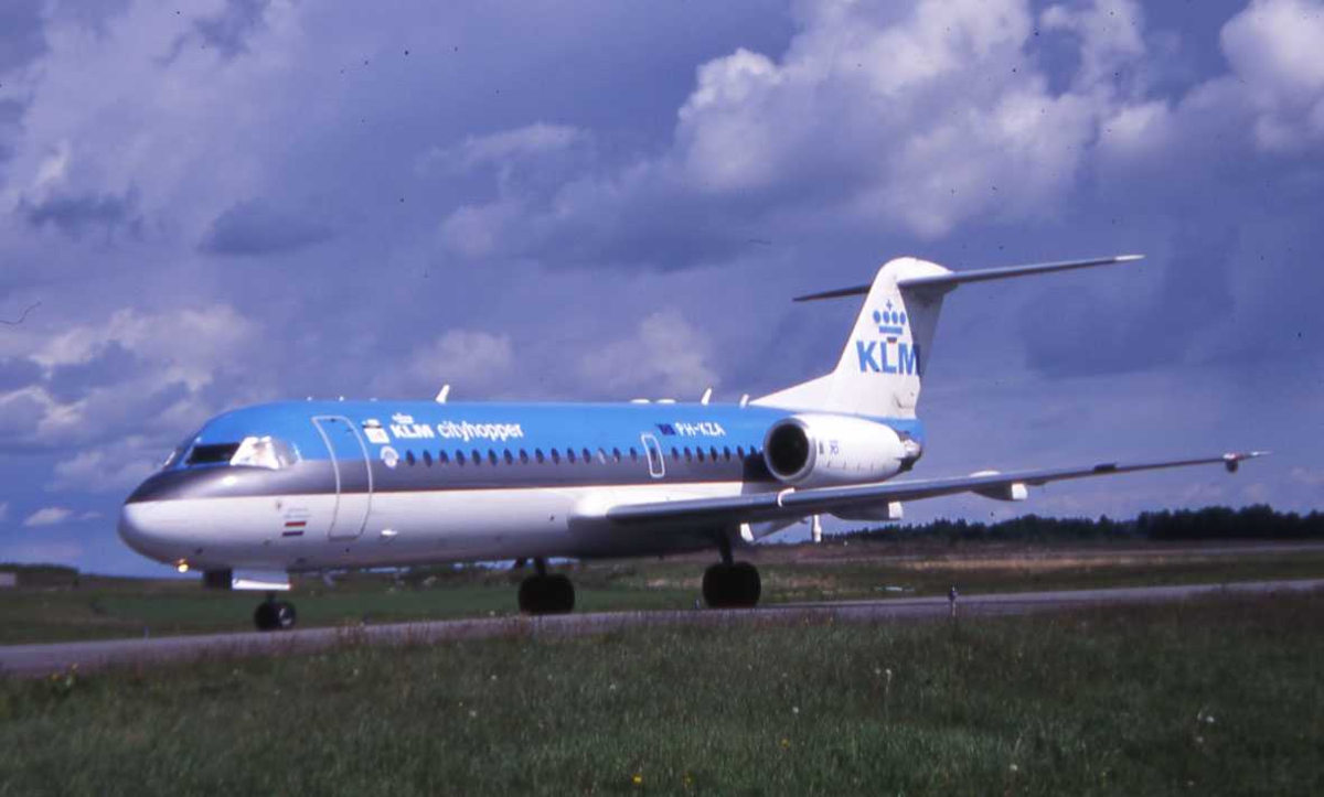 Ett fly på bakken , Fokker 70 PH-KZA fra KLM. 