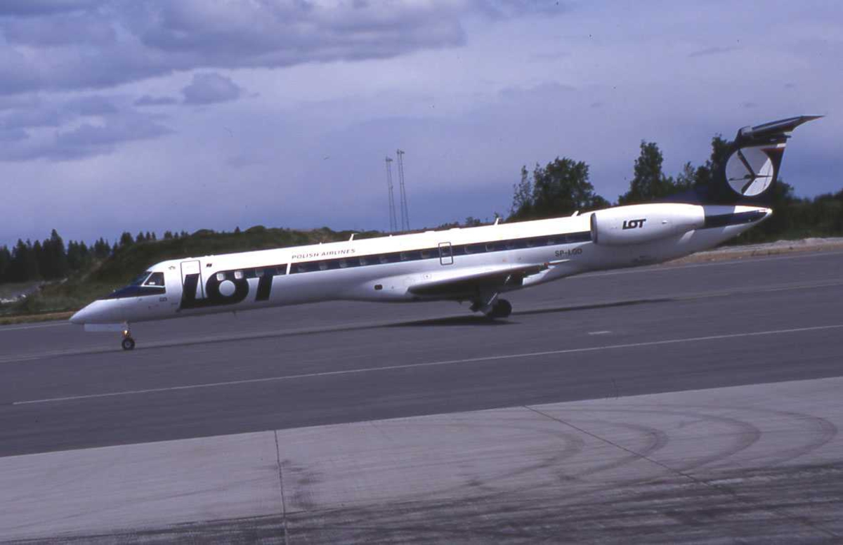 Ett fly påbakken, Embraer EMB-145-EP SP-LGD Fra Polish Airlines. OSL Gardermoen, NORGE.