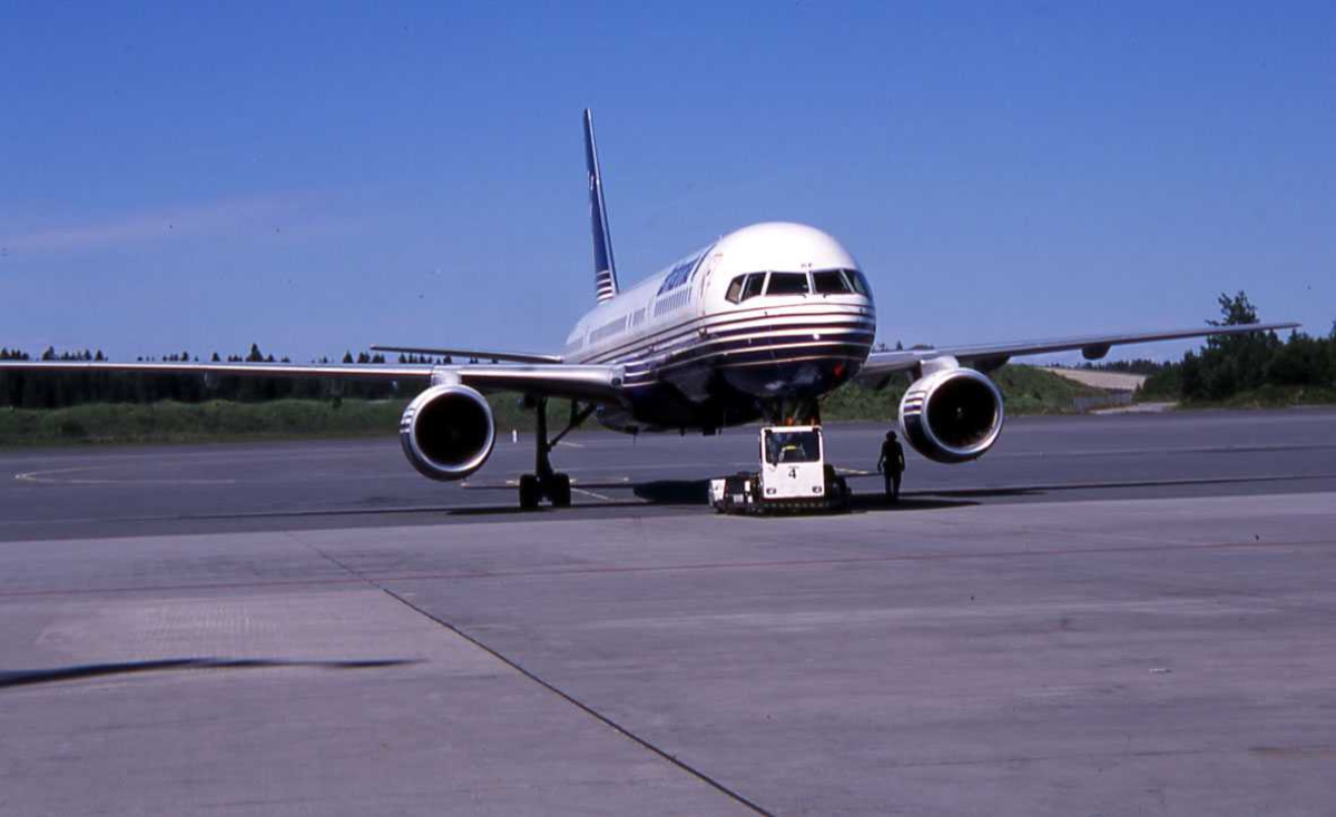 Ett fly på bakken, Boeing 757-204 G-BYAF Fra Britannia. OSL Gardermoen, Norge.