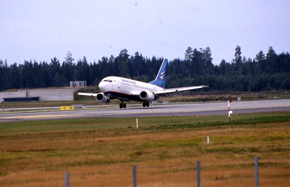 Ett fly lander, Boeing 737-505  LN-BRV " Håkon Sverreson" Fra Braathens.