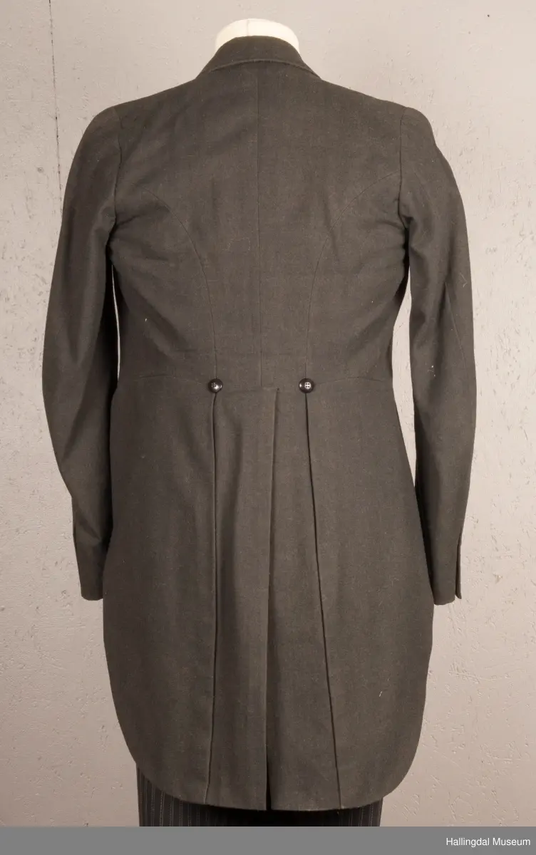 Hører til kjole og hvitt: HFN 11736 snippkjole, HFN 11735 bukse og HFN 11738 vest