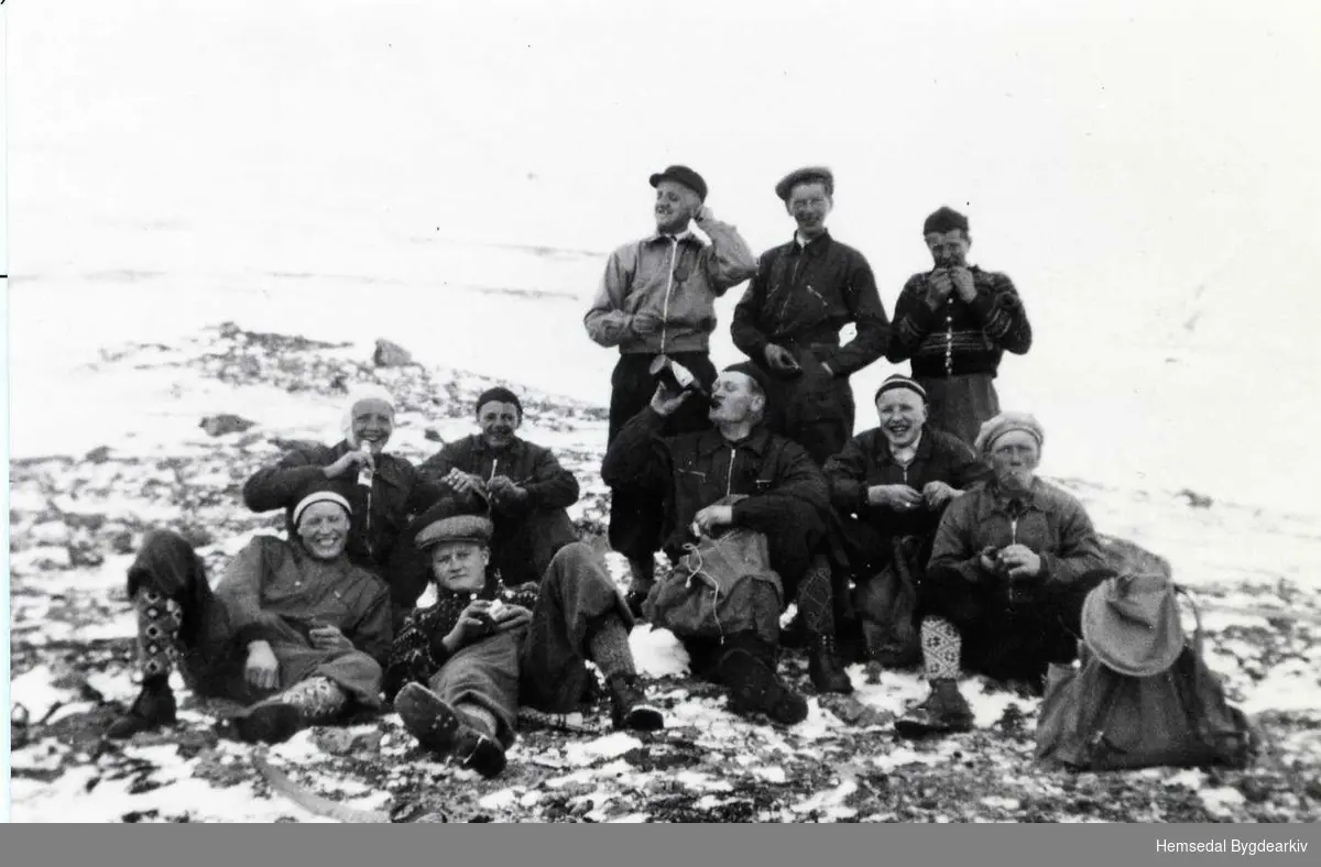 På Nilsongardsvollen i Hemsedal i påska 1944.
Fremst frå venstre: Olav Grøndalen og Per L. Eikre.
Andre rekke frå venstre: Svein O. Jordheim, Ukjend, Ola L. Eikre, Odd K. Jordheim, Ukjend
Bakre rekke frå venstre: Ola Jordheim N., Asle Roteigen Ola S. Jordheim (Solstad).