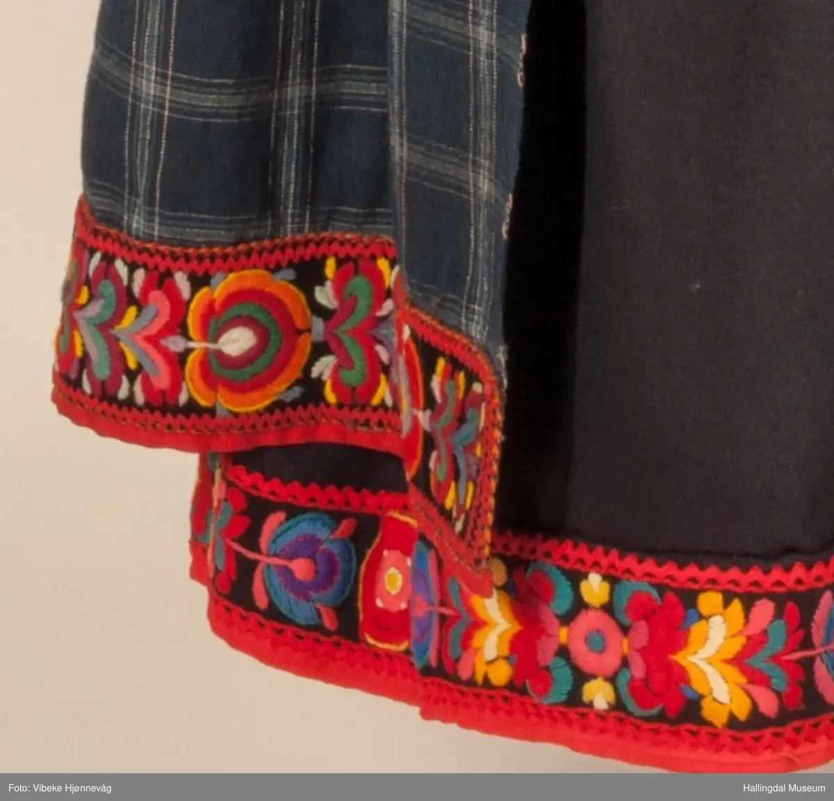 Kone fra Nedre Hallingdal i hallingbunad.  Kona står utstilt i den faste bunadutstillingen på Hallingdal Museum, Nesbyen.  Hallingbunaden består av mange draktdeler; trøya HFN 01835, Forkle HFN 03381, stakk, liv, lue, silketørkle rundt lua, silketørkle rundt halsen HFN 03500, bringduk og skjorte.