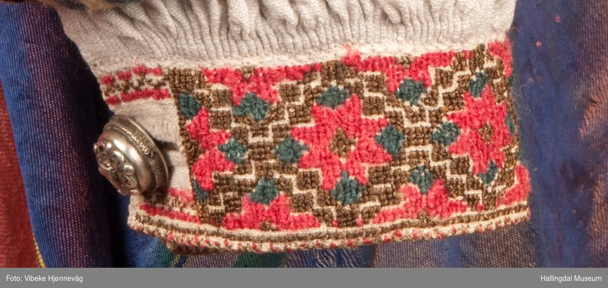 Drakten står utstilt i den faste bunadutstillingen på Hallingdal Museum, Nesbyen.  Den ble satt opp på grunnlag av et bilde fra Norsk Folkemuseum, tatt ang. av Axel Lindahl.  Tidfestet til 1877-78.  Høyde på overdel ble bestemt etter lengden på trøya.  Utelatelsen av det store bryststykket og andre forandringer ble diskutert med Ågot Noss og godkjent.  Ny dokke ble bygd opp med utgangspunkt i stakkens mål.
HFN 03387-stakk med liv.  Stakk og liv ble skilt 5.1.1999, rød ulltråd med tråklesting festet delene sammen, fjernet.  Stakk festet til liv i ny høyde med store attersting med rødt bomullsgarn.  Det ble sydd understakk i ubleket lerret med vattering av dacronvatt, for å få riktig profil.
HFN 03386 Forkle er noe for kort.
HFN ? Skjortering, sydd fast i skjorta.
HFN 00677 sølje, sydd fast i skjorta.
HFN 00533 sølje sydd fast i skjorta.
HFN ? Perleklut, sydd fast i skjorta.
HFN 00560 Angus Dei, påsatt ny silkesnor.
HFN 06695 Silketørkle, blått, festet i forklesnora
HFN 03499 Silketørkle festet i forklesnora
HFN 06694 Silketørkle, rødt rundt halsen
HFN 03603 Brudelue
HFN 03137 Stølebelte, påsatt bendelbånd, disse ligger over skuldrene for å holde beltet oppe.
HFN 03318 Linskjorte.  Vasket: desember 2000
HFN 01815 trøye i svart speilfløyel.