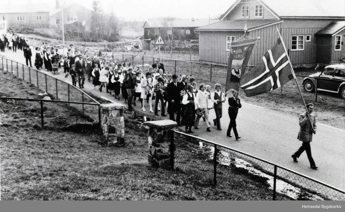 17. mai, 1971 eller 1972 på Ulsåk.
Erik Snerte med flagget.