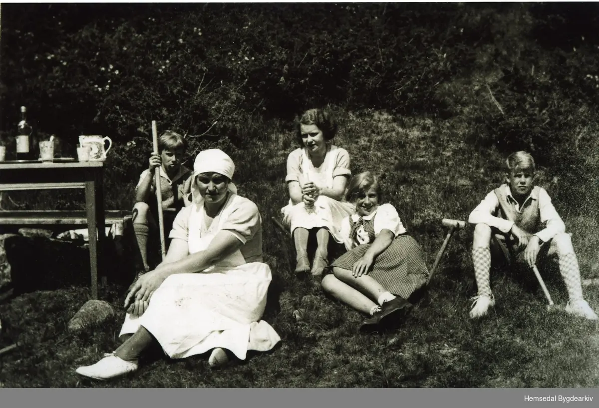 Ved Floodhytta på Grytestølen i Hemsedal i 1935.
Hushjelp/kokke Olga Eikre saman med den yngre garde av Floodfamilien.