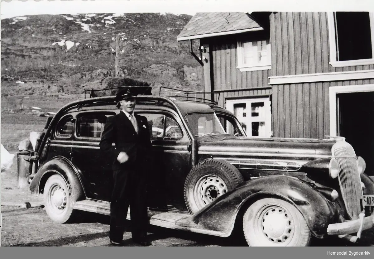 På Bruvold , Tuv i Hemsedal 1942-1943.
Olav E. Fekene med koldriven Chrysler 19 ... modell. Bilen tilhørde Oskar Fekene og vart brukt til drosjekøyring.