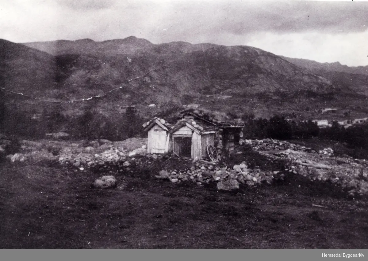 Smia på Ødegard, Gnr/Bnr 92/1. Smia er bygd innåt to små fôrløer der det skulle vera vinterfôr til ei geit i kvar
Biletet vart teke i 1920.