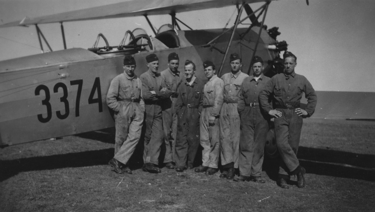 Bilder från F 3 Malmen, 1930-1940-tal. Eric Barrheds samling.
64 fotografier visandes flygverksamhet, flygplan, personer, porträtt, gruppbilder av värnpliktiga, miljöbilder, fallskärmshopp och privata bilder.