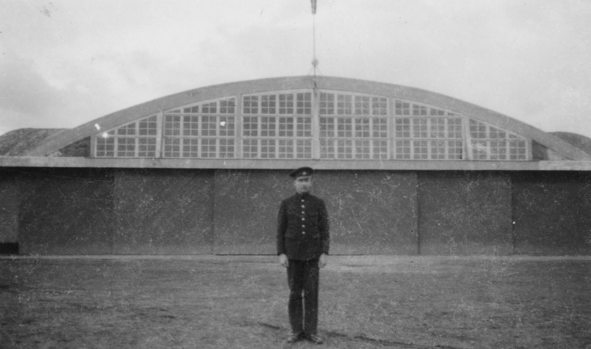 Bilder från F 3 Malmen, 1930-1940-tal. Eric Barrheds samling.
64 fotografier visandes flygverksamhet, flygplan, personer, porträtt, gruppbilder av värnpliktiga, miljöbilder, fallskärmshopp och privata bilder.