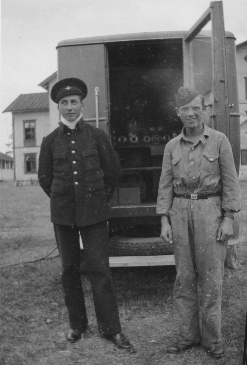 Bilder från F 3 Malmen, 1930-1940-tal. Eric Barrheds samling.
64 fotografier visandes flygverksamhet, flygplan, personer, porträtt, gruppbilder av värnpliktiga, miljöbilder, fallskärmshopp och privata bilder.