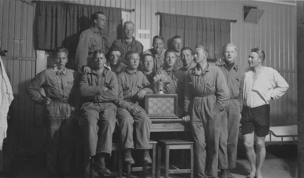 Bilder från F 3 Malmen, 1930-1940-tal. Eric Barrheds samling.
64 fotografier visandes flygverksamhet, flygplan, personer, porträtt, gruppbilder av värnpliktiga, miljöbilder, fallskärmshopp och privata bilder.